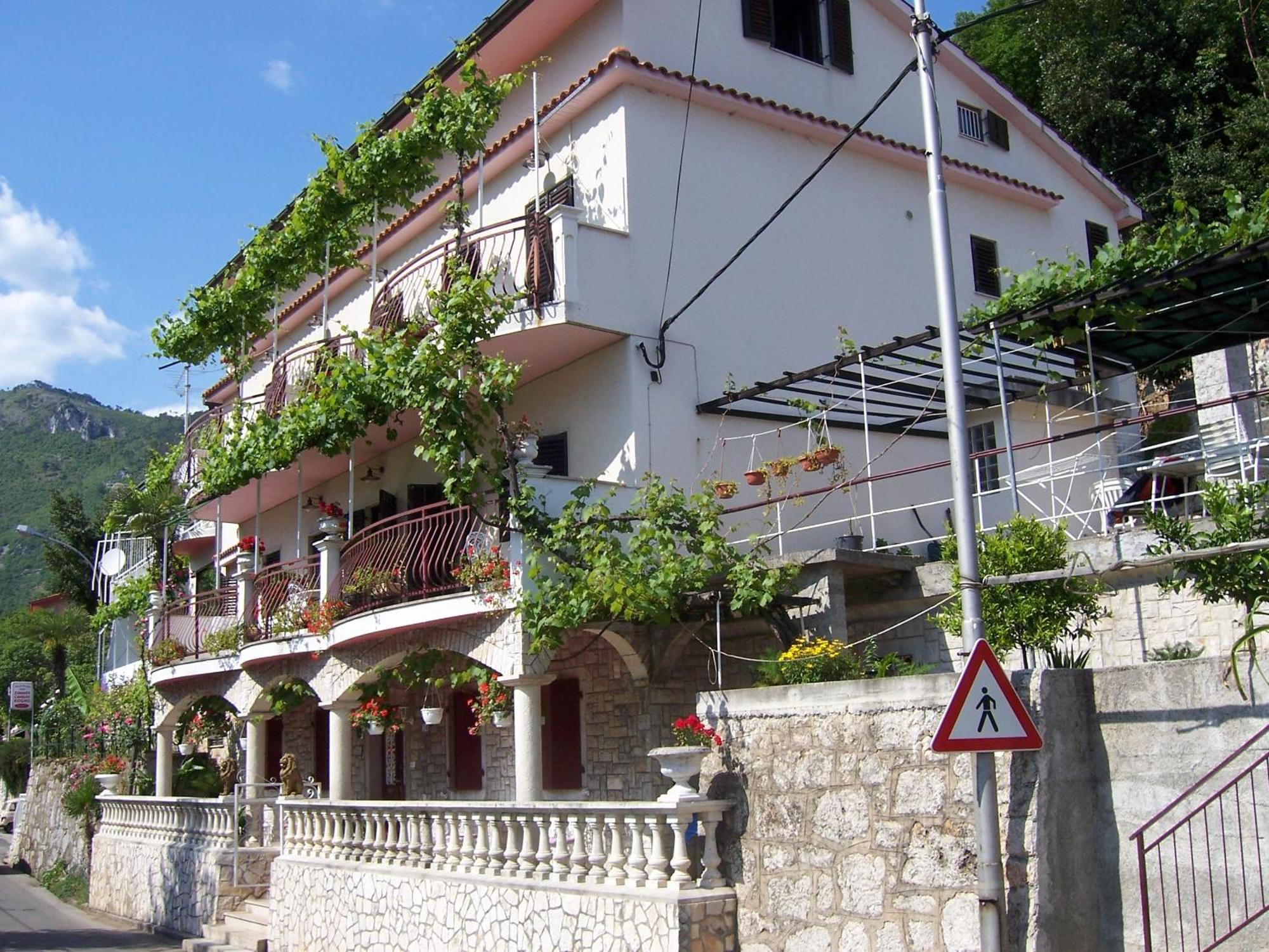 Apartments And Rooms Deskovic Мощеничка-Драга Экстерьер фото